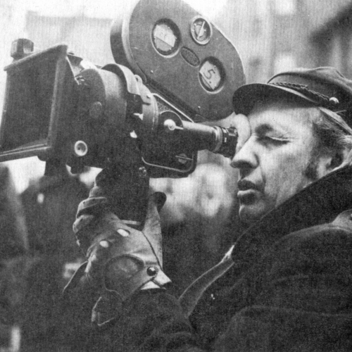 Andrzej_Wajda_1974_Autorstwa Nieznany fotograf - scanned from Kalendarium Polskie 1944-1984, Młodzieżowa Agencja Wydawnicza, Warsaw, Poland, 1987 Domena publiczna