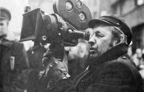 Andrzej_Wajda_1974_Autorstwa Nieznany fotograf - scanned from Kalendarium Polskie 1944-1984, Młodzieżowa Agencja Wydawnicza, Warsaw, Poland, 1987 Domena publiczna